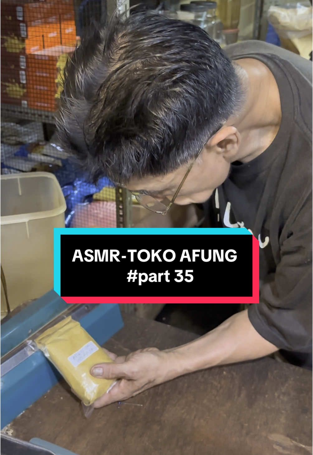 Part 35: Suara penggilingan kopi dan suara plastik dibungkus itu bikin tenang banget ya. Giling, tuang, bungkus. ASMR ala Toko Afung- terapi terbaik sebelum beraktivitas ☕️✨ #tokoafung #asmrkopi #ngopidulu #sukakopi #asmr #suarakopi #packingkopi #gilingkopi #asmrindonesia #tiktokngopi #fyp #kopilokal #suaranyaman #kopifresh #ngopisantai #coffeetime #kopiharapan #asmrvibes #bungkuskopi #dailyasmr #part35 #kopikekinian #kopiviral 