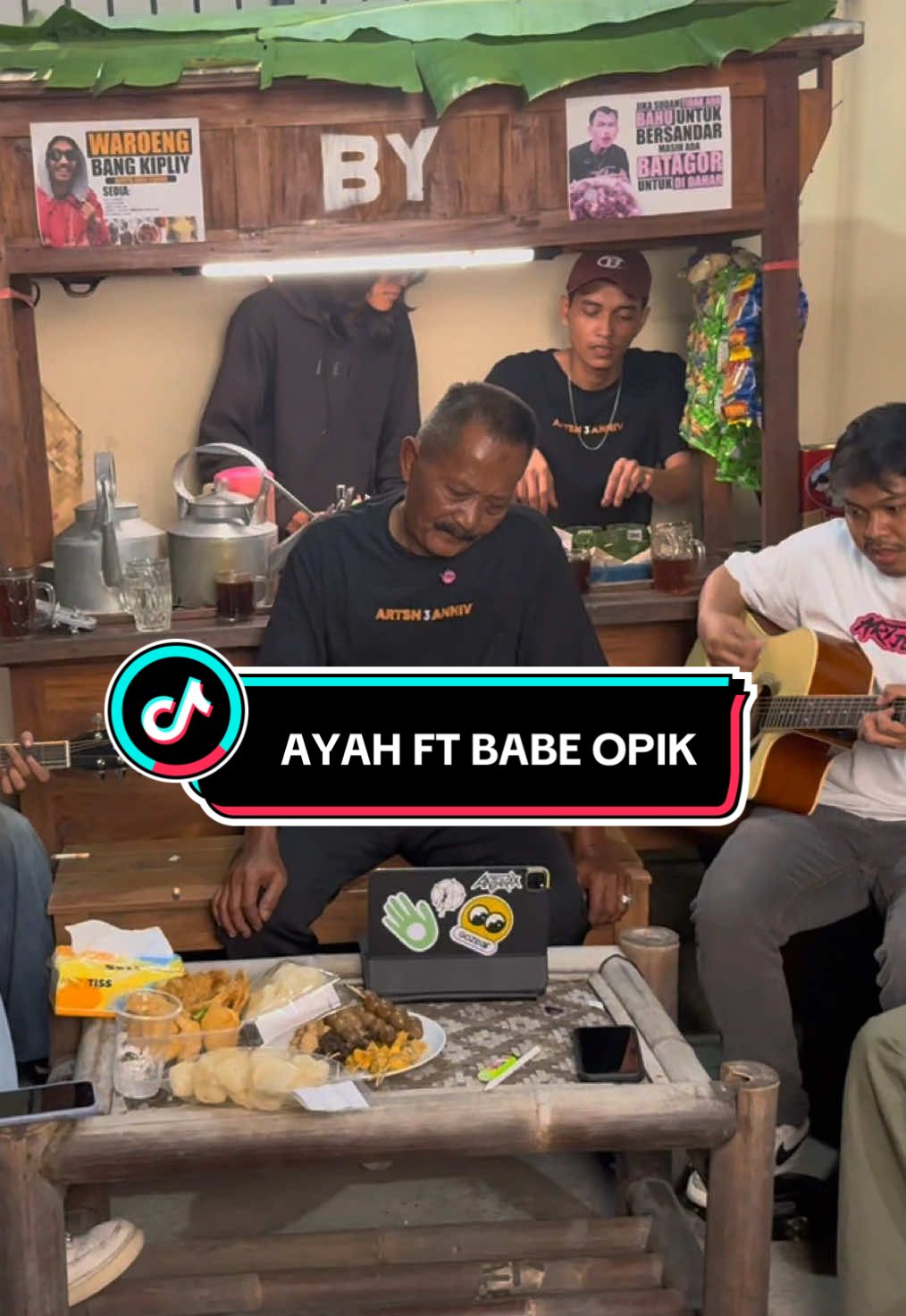 Hal apa yang ingin kamu sampaikan kepada ayah kalian guys? Coba komen ya 🥹☺️ #coverlagu #titiprindubuatayah #ayah #tongkrongan #nongkrong #fyp #gitarakustik 