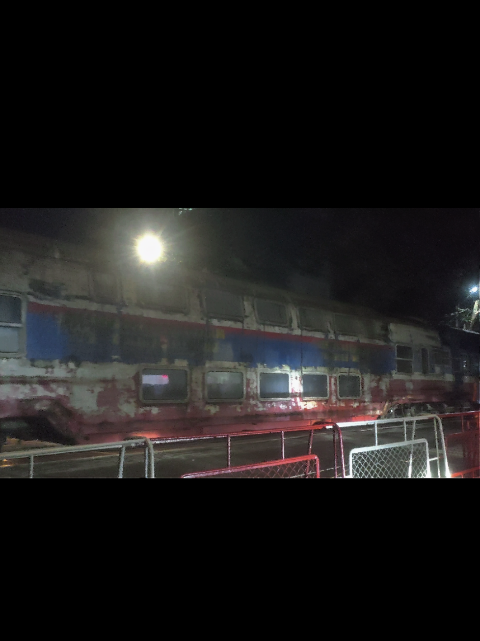 She really cried😭😭😭 Trong suốt 8 năm qua các em ấy đã lạnh lẽo và cô độc cỡ nào🥺 #tauhoa #A2T #dsvn #duongsatvietnam #vietnamrailways #cry 