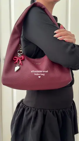 Replying to @kapeamericanoo_  perfect size hobo bag, hindi masikip sa kili kili.✨ #hobobag #shoulderbag #mumuselecthobobag #mumuselectbag #hobobags #womensbag 