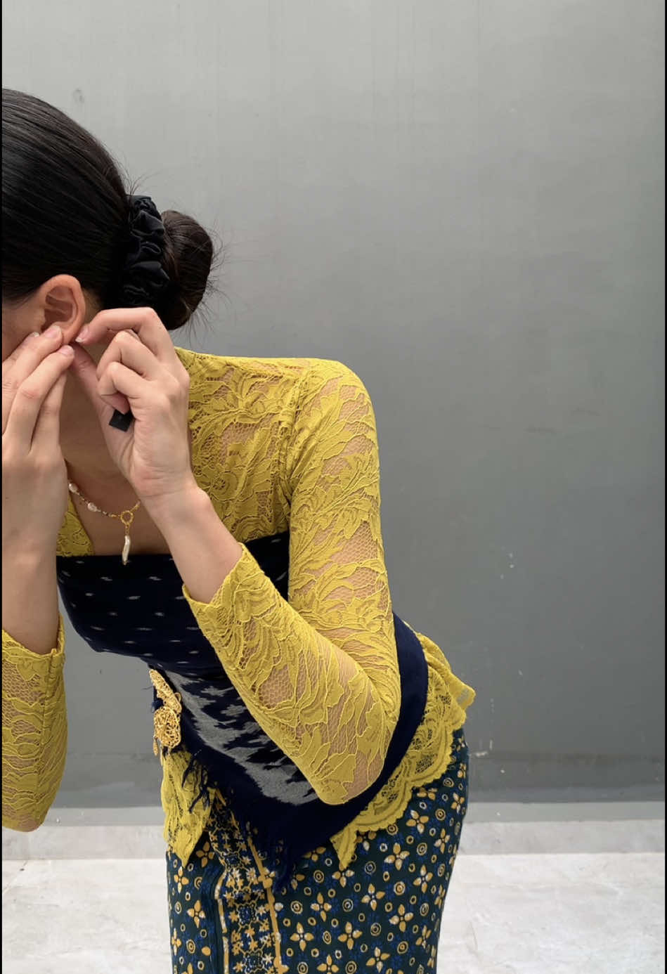 Ceritanya lagi siap-siap berangkat latihan tari Bali. Seperti biasa, aku pakai kebaya stretch biar lebih leluasa bergerak, dipadukan dengan kain yang adem dan nyaman. Karena masih belajar tari Ragakusuma, tentu nggak lupa bawa dulang juga. ✨ #berkain #wastranusantara #latihan #taribali 