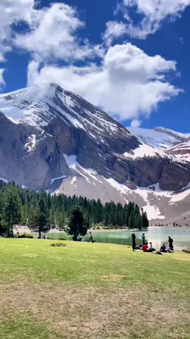 📍Ibón de Plan, también conocido como la Basa de la Mora, uno de los lugares más mágicos del Pirineo aragonés 💚  Un ibón es un lago de origen glaciar que se encuentra en zonas altas de los Pirineos… y este en particular está rodeado de montañas espectaculares. 🏔️ La ruta comienza desde el pueblo de Plan.  Es exigente: unos 14 km ida y vuelta con desnivel de unos 900 metros, así que hay que estar preparado.  El camino es precioso: bosques, riachuelos y vistas que te dejan sin aliento. Y cuando llegas… parece que entras en un cuento. Dicen que si vas en la noche de San Juan con el corazón puro, podrás ver a una princesa mora danzando sobre el agua. ¿Lo conocías?” 🧚🏼💚 @Huesca La Magia #pirineos #montaña #huesca #españa #spain #plan #Hiking #peace #landscape #Outdoors #nature #naturaleza