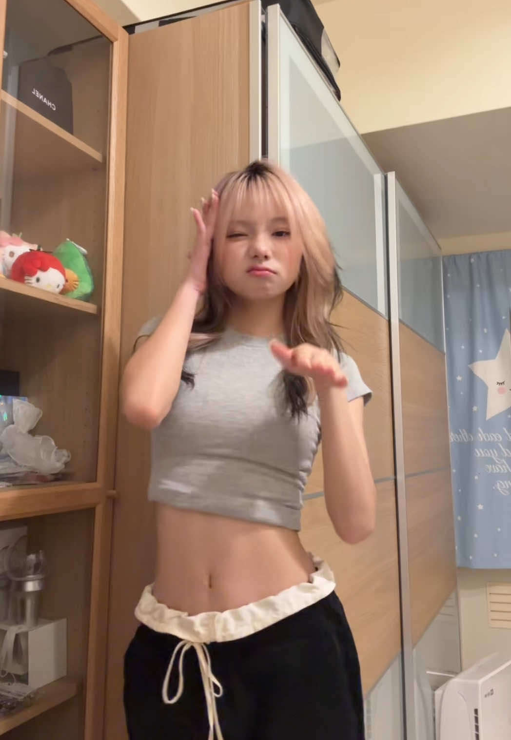 還撞到櫃子快笑死#fypシ゚ #fyppppppppppppppppppppppp #07 #dance 