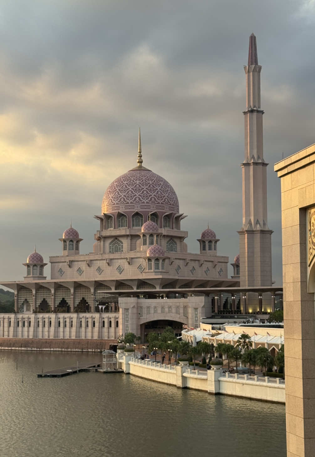 Masjid Putra, also called the Pink Mosque. It is as unique as gorgeous #travel #malaysia #asia #kualalumpur #putramosque 