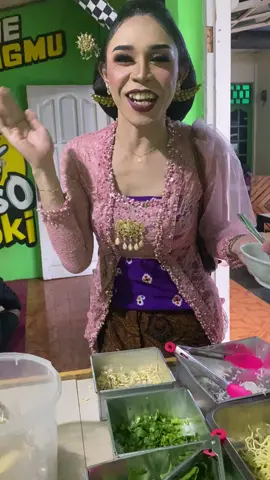 Nyohhhhhh idolamu boloooo Piralkeeee sak Indonesia raya…. Bakso prasmanan pak koki buka jam 11 siang sampek jam 12 malam  Selasa libur Jangan lupa mampir ya bolo Lokasi :  Klero depan Polsek tengaran deket Salatiga Gogle map nasi goreng pak koki Klero