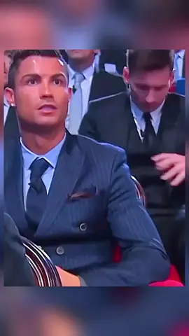 壇上で不敵に笑うメッシがヤバい #サッカー