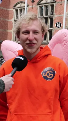 'Tip: ga op een houten stoel zitten.' Bij de Pointer pop-up in Groningen kregen wij een tip over schurft onder de Groningse studenten. Wij vroegen de studenten op straat of zij ook wel eens te maken hebben gehad met schurft. #pointer #kroncrv #schurft #studenten #groningen