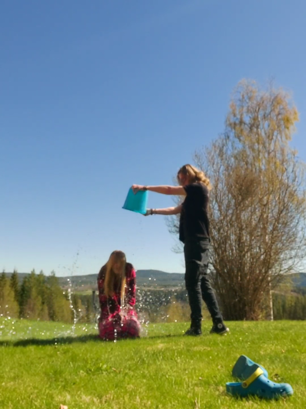 Lyckat när jag säger fel efternamn på Irma , ja å melvin som krigar i slutet och jag har syrran blockad på tiktok.. Ni har 24 timmar på er.. @vide @F E L I C I A @Irma💋@lowa.sjolander #icebucketchallenge 