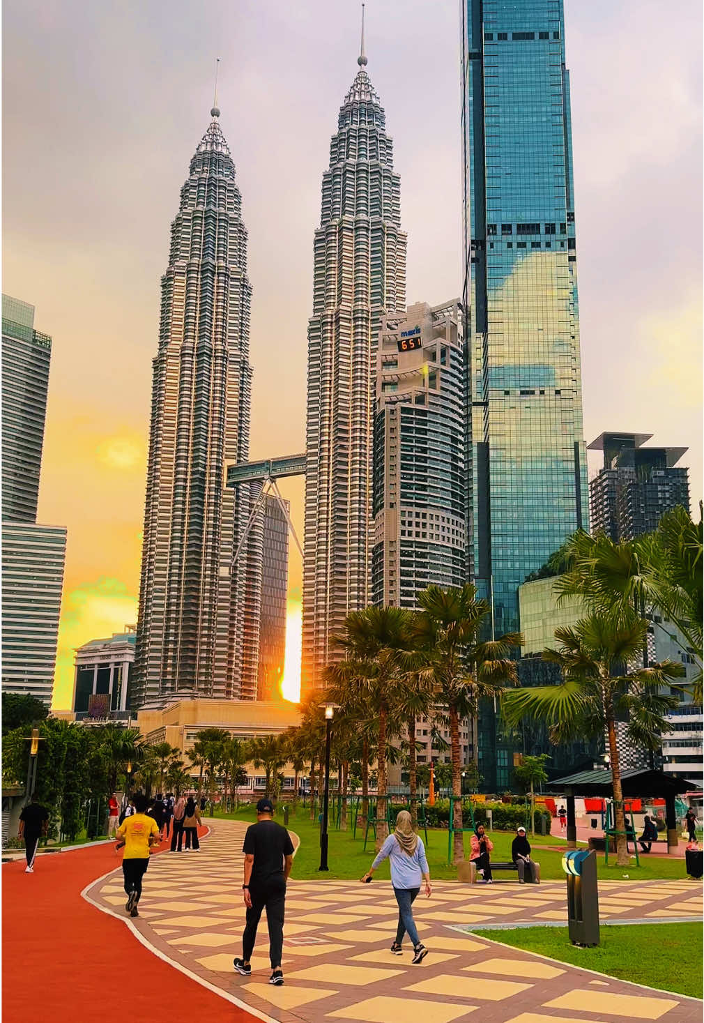 Thanks Tiktok Family,For Your Love & Support,,I Reached 10k Followers❤️  #kualalumpur #klcc #streetphotography #touristattraction #travelrecommendation #traveldestinations #travelmalaysia #traveltok #travelwithbilal94  #creatorsearchinsights 