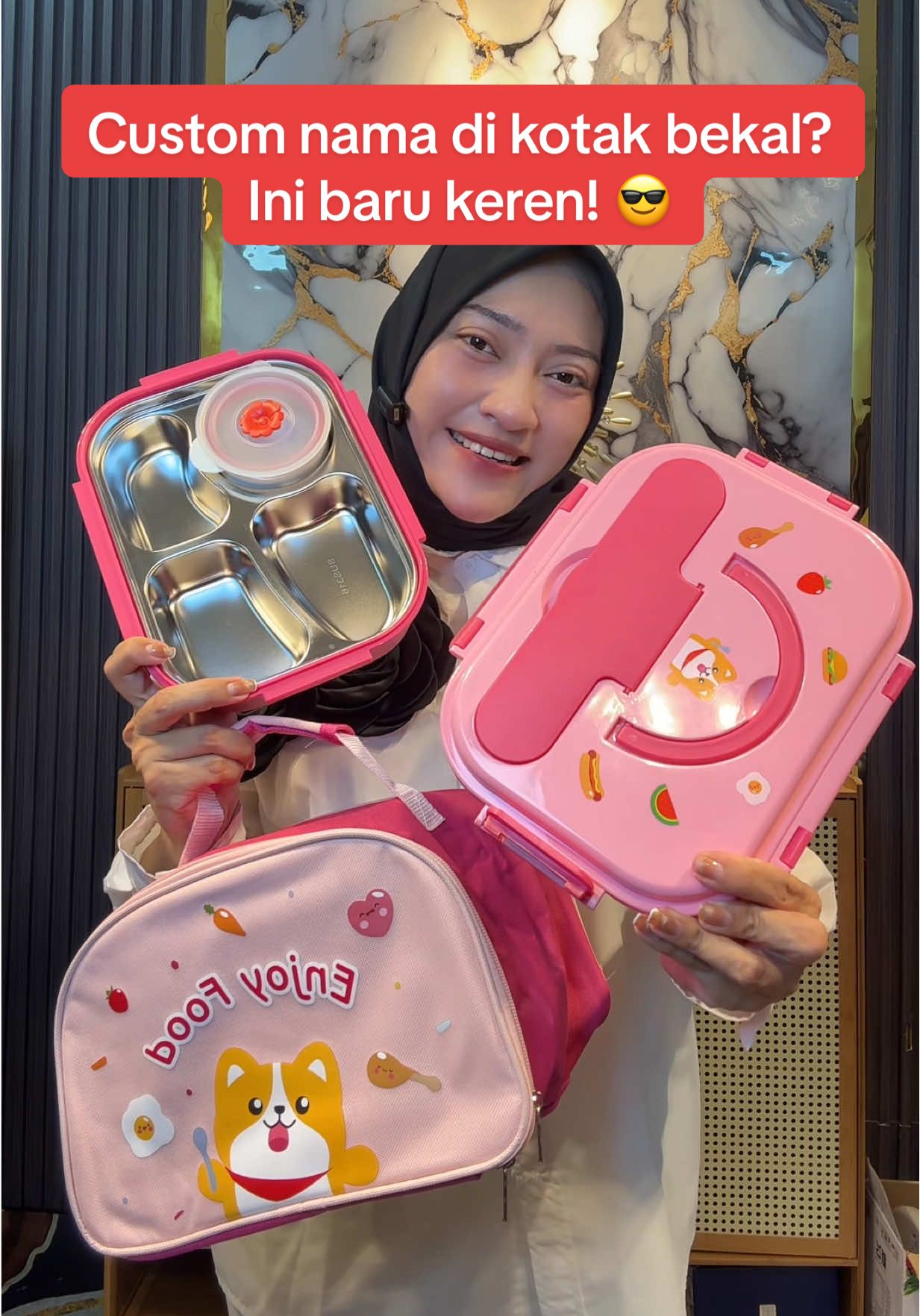 Kotaknya lucu + kuat, Tasnya matching & kece, Udah dapet sendok, garpu, dan yang PALING BIKIN NANGIS: ✨ bisa custom NAMA anak/kita langsung di kotaknya! Mau anak semangat sekolah? Atau biar suami makin rajin bawa bekal? Atau kamu sendiri biar makin semangat diet & hemat? 😆 Ini sih, solusi paling stylish & praktis! #BekalAnak #LunchBoxCustom #KotakMakanLucu #BackToSchool #kotakbekal #kotakbekalanak #kotakbekalsuami #bekalsuami #kotakbekalmurah #kotakbekalantitumpah #lunchbox #tasbekal #promoguncang55 #wibgajian #cuantanpabatas #satukontentiaphari 