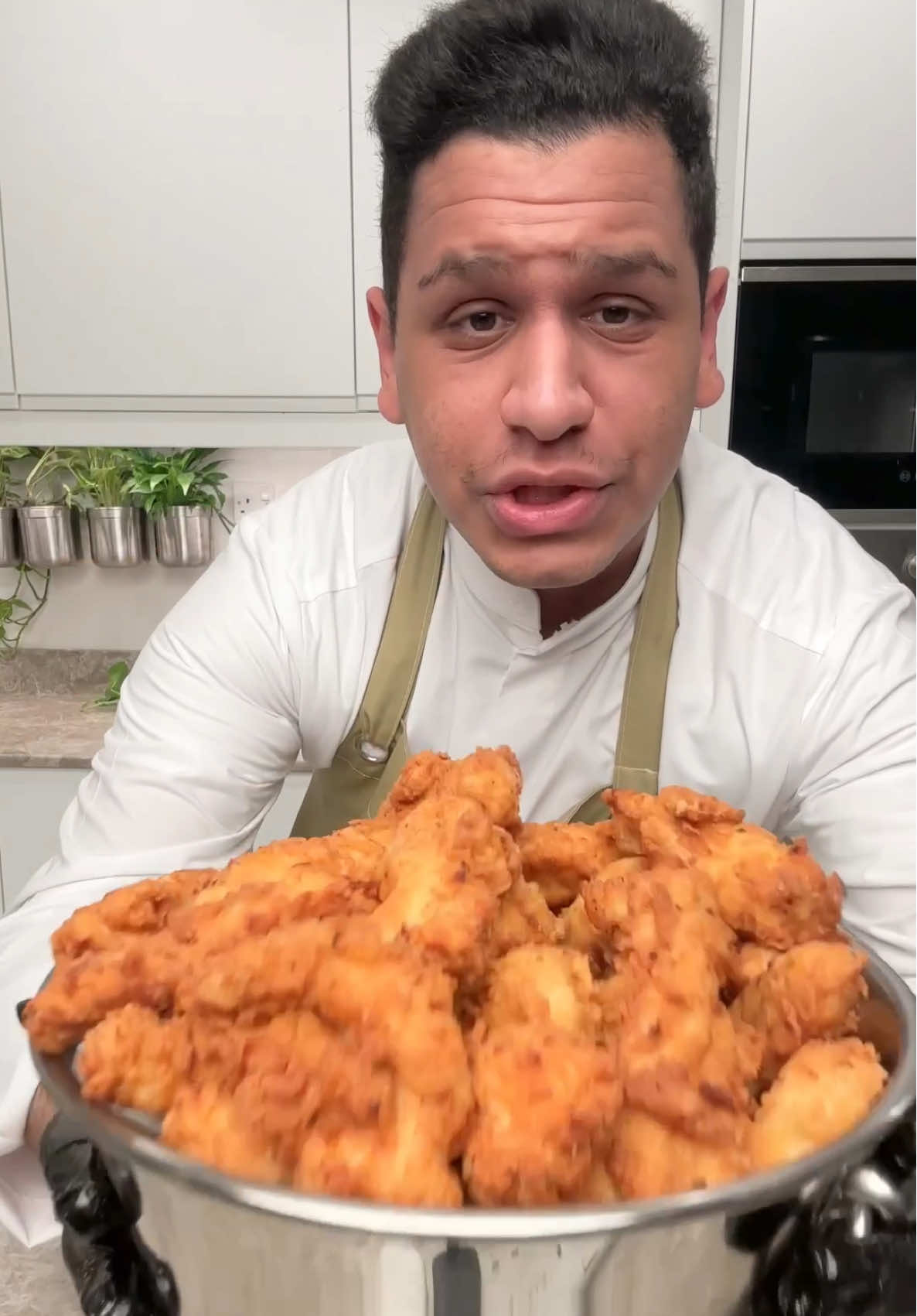 تب الجكن ستربس اللذيييذ 🤩👌 الوصفة 👇: المكونات: تتبيلة الدجاج: 	1 كيلو صدور دجاج 	2 كوب لبن زبادي 	200 مل ماء 	3 ملاعق صغيرة بودرة شوربة خضار 	3 ملاعق صغيرة بودرة ثوم 	3 ملاعق صغيرة بودرة بصل 	2 ملعقة صغيرة فلفل أسود الطبقة المقرمشة (البريدينغ): 2.5 كوب دقيق 2.5 ملعقة صغيرة بودرة شوربة خضار 2.5 ملعقة صغيرة بودرة ثوم 1.5 ملعقة صغيرة بودرة بصل 1 ملعقة صغيرة كاري 0.5 ملعقة صغيرة بابريكا 1/4 ملعقة صغيرة بيكنج باودر ‏Recipe 👇 ‏1 kg chicken breasts ‏2 cups yogurt ‏200 ml water  ‏3 tsp vegetable soup powder  ‏3 tsp garlic powder  ‏3 tsp onion powder  ‏2 tsp black pepper  ——— ‏Breading  ‏2.5 cups flour ‏2.5 tsp vegetable soup powder  ‏2.5 tsp garlic powder  ‏1.5 tsp onion powder  ‏1 tsp Cary  ‏0.5 tsp paprika  ‏1/4 tsp baking powder  عليكم بالف عافيه 💛