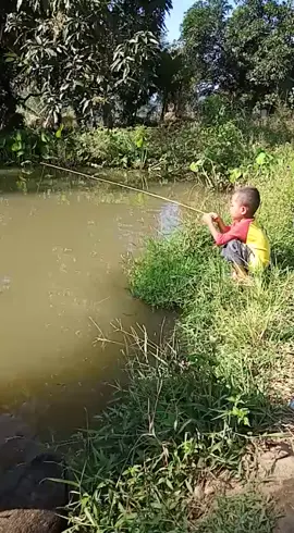 bocil mancing dapet ikan gede ga bisa angkatnya akhirnya lepas lagi hehhe. keberatan ikannya sama orangnya hahhaa