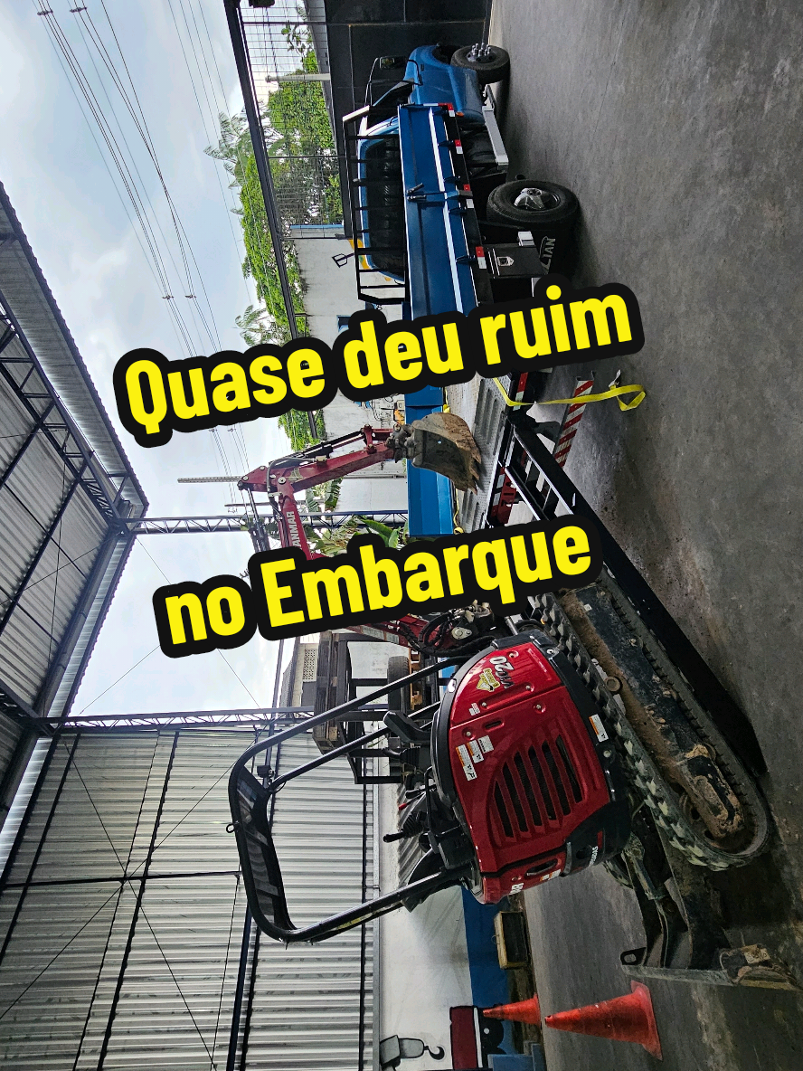 Embarque e Desembarque da Mini Escavadeira, na F4000 teste da Rampa. Logo os detalhes vai sendo ajustado 🚜✅️. Siga @danielmaquinaspesadas  #maquinaspesadas #escavadeirahidraulica #f4000 #miniescavadeira #terraplanagem #caminhão 