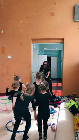 В гости к детям @sport_center_yalos_  #тренерпогимнастике #художественнаягимнастика #одеса #одесса #yalosgymnastics #спорт #детки #gymnastic #анастасиевна #тренер 