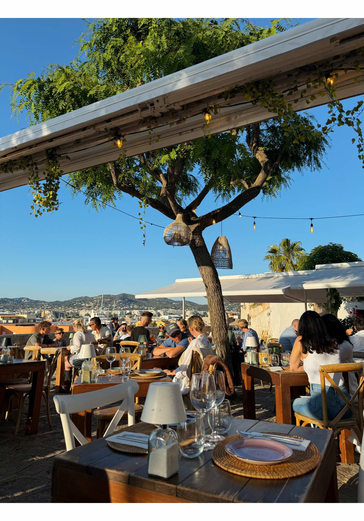Plaza Del Sol, Ibiza Old Town 🍸🌶️🌴🌞 This restaurant was such a gem tucked away just outside the busy streets of the old town, with a beautiful view and the perfect chilled vibe. Great spot to unwind after exploring Dalt Vila. Highly recommend for good food, great ambiance, and that authentic Ibiza feel! 🧡 #ibiza #ibizarestaurant #ibizavibes #ibizalifestyle #daltvila #ibiza2025 #plazadelsol #ibizaoldtown #holidaymood #plazadelsol #europesummer #ushuaia #pacha #summeroutfit 