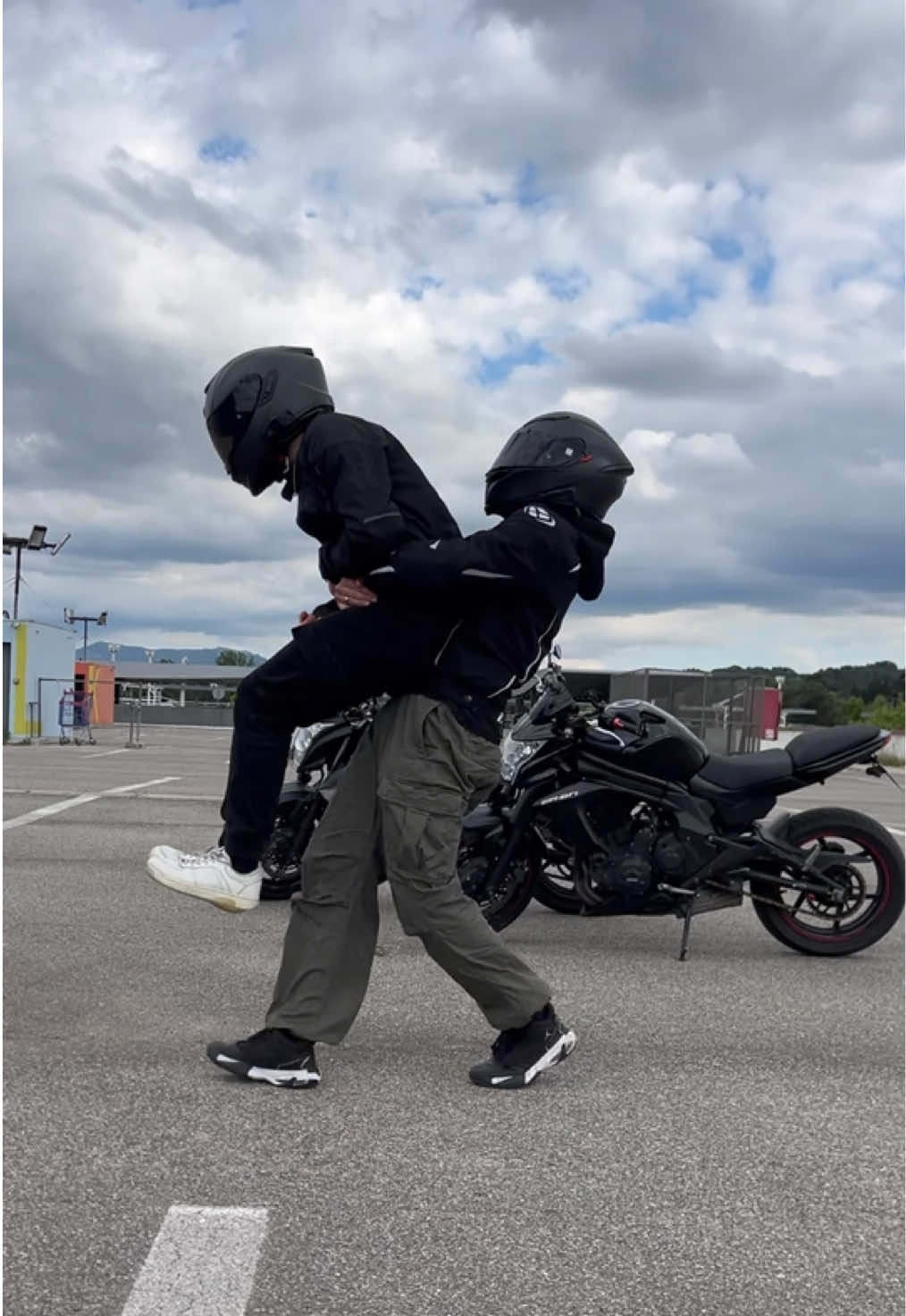 TAG YOUR BESTIE 😂 (@Fox.Kyubi ) #biker #biketok #BookTok #fyp #laugh #bestfriend 