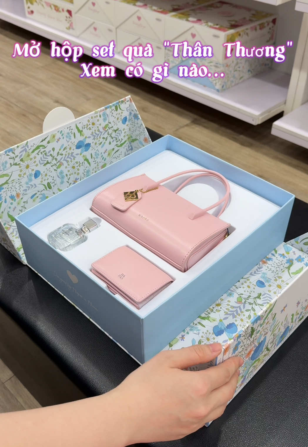 Set quà túi xách tinh tế sang trọng đến từ nhà Hapas các bác tham khảo nhaaa 💝 #tiktok #thinhhanh #hapas #tuixach #quatang #trending #tuixachnu #quatangnguoiyeu #CapCut 