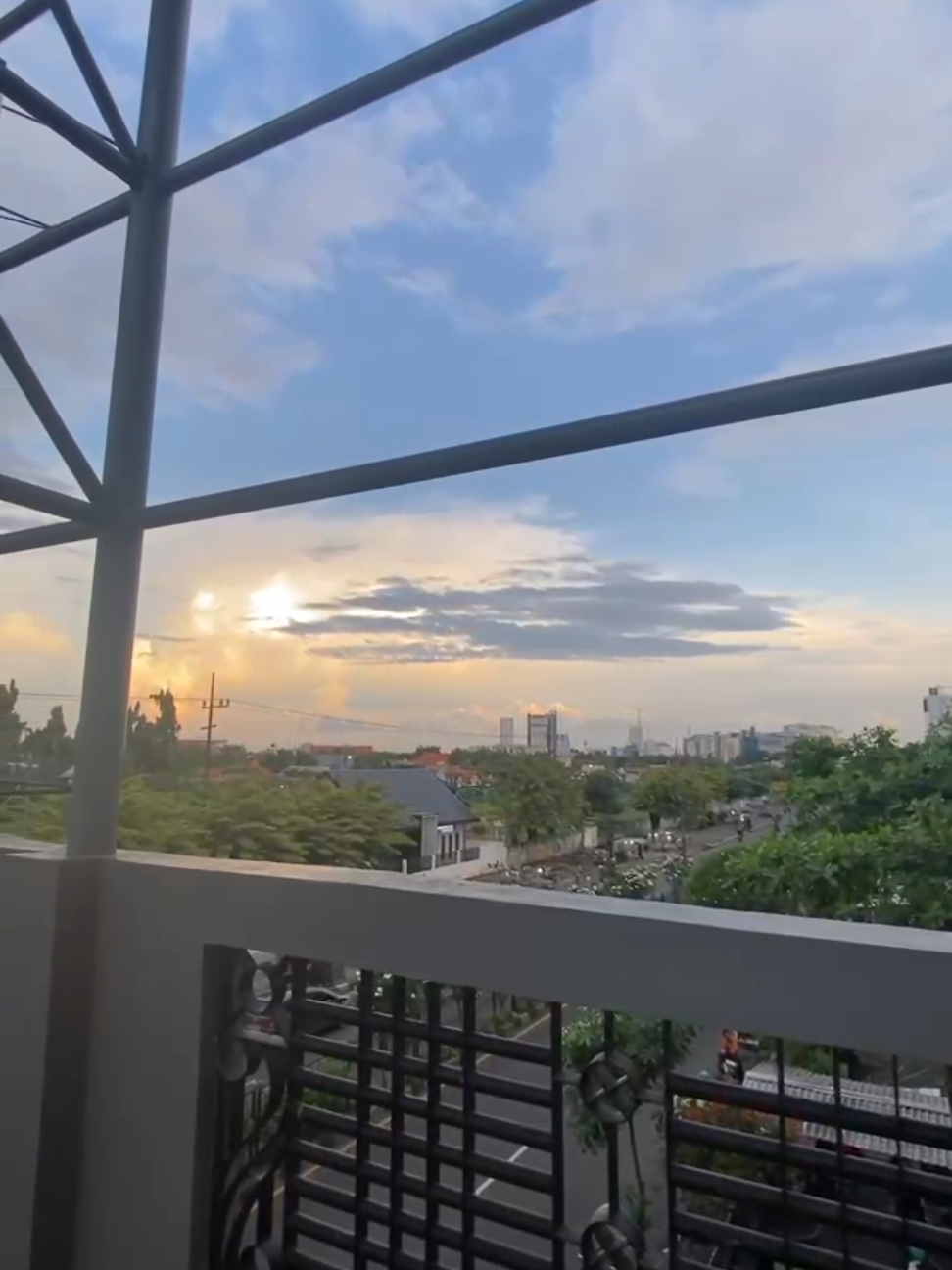 senja di atas pasar wonokromo🙂‍↕️🍂 . #stasiunwonokromo #sby 