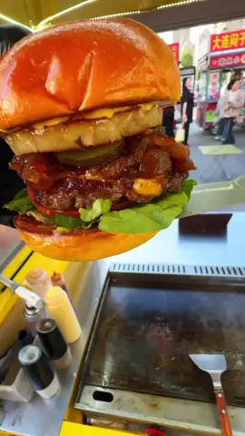 Hawaiian pineapple burger is delicious from a roadside stall#treanding #videoviral #foryou #burger 