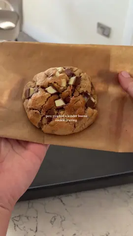 Single serve kinder nyc cookie 🍪🤎🍫 Stuffed with kinder bueno and kinder chocolate pieces ✨ #kinder #kindercookie #cookie #cookierecipe #Recipe #baking #bakingrecipe #baker #bakersoftiktok #foryoupage #foryou #fyp #fypviralシ 