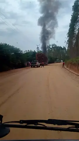 Mobil balak terbakar di jalan mandiangin perawang riau sopir selamat,penyebab nya blum dketahui. #mobilterbakar #perawang #perawangsiak #fyp 