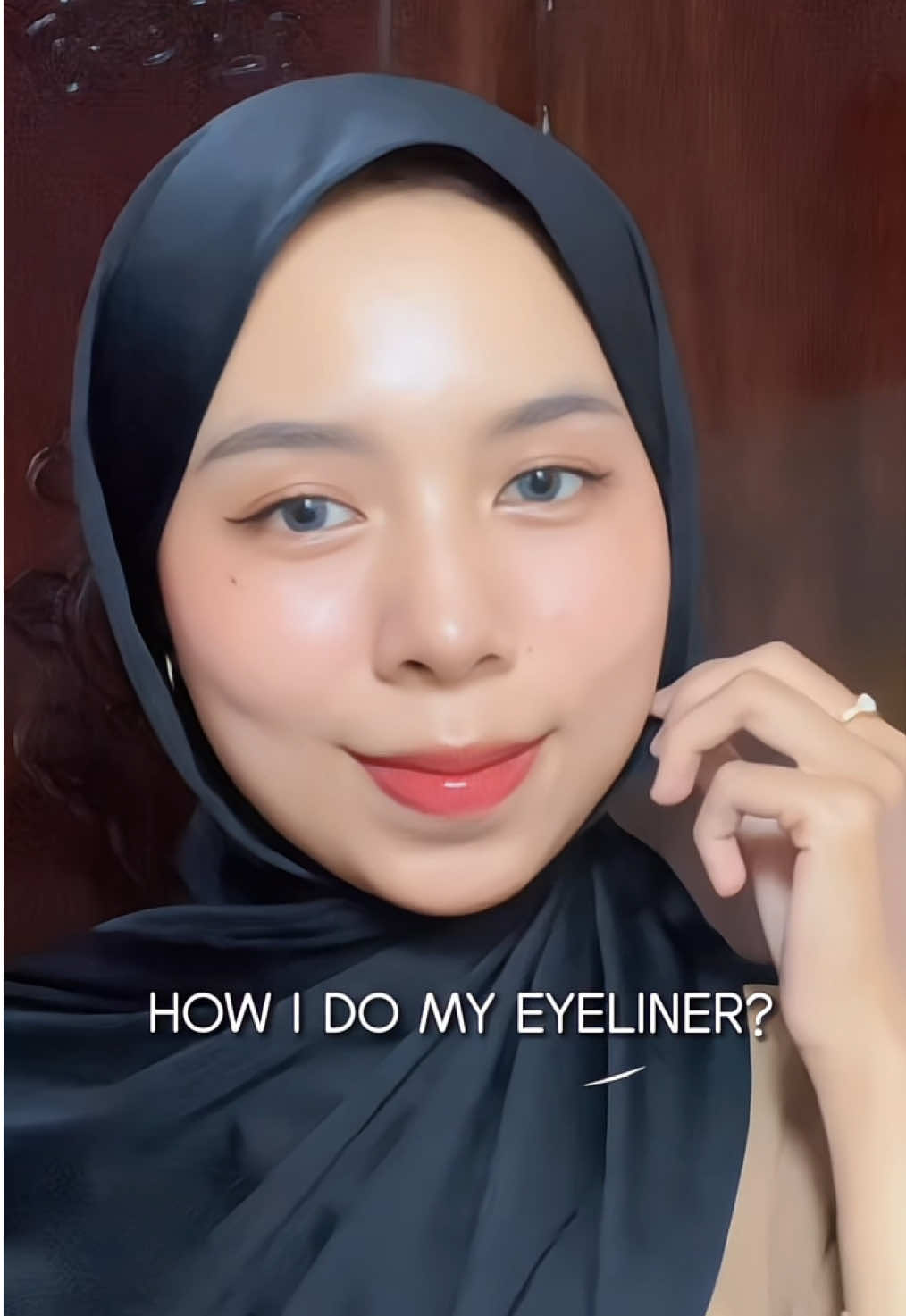 part makeup paling gampang menurutku adalah bikin eyeliner🫶🏻 apalagi pake eyeliner yg aplikatornya tipis dari @Saniye Beauty Store 💕  #Eyeliner #eyelinertutorial #eyelinerpencil #tutorialmakeup #makeup #review #fyp 