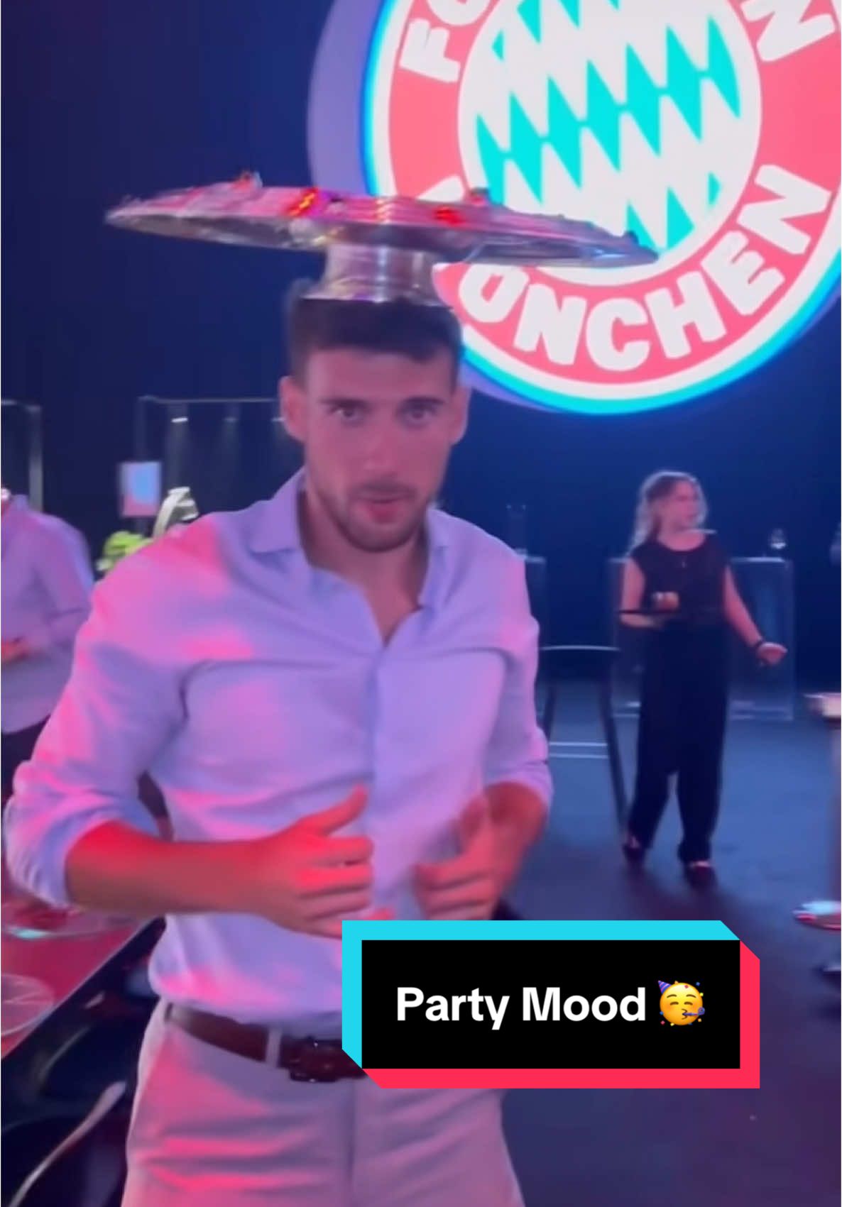 We have some questions, Leon! 😂🏆🕺 #Goretzka #MiaSanMeister 