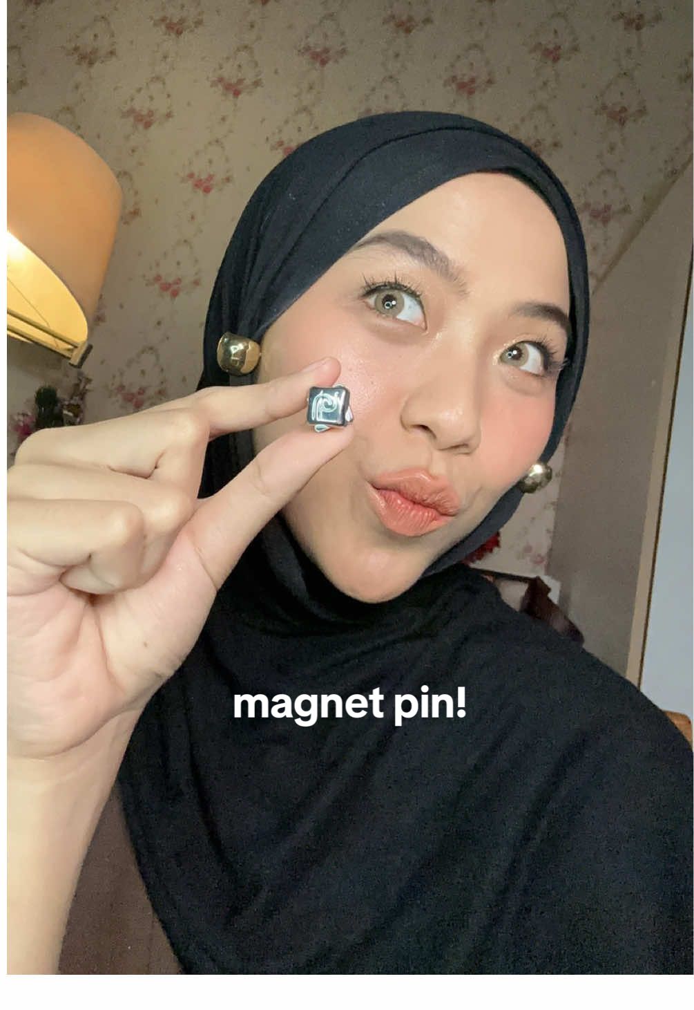 biar keliatan rapiii~~~ magnetpin nya dr dalem hijab! <3 #magnetpin #hijabtutorial 