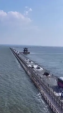 China zig Milliarden Dollar investiert hatte, um eine gigantische Brücke direkt über das Meer zu bauen.