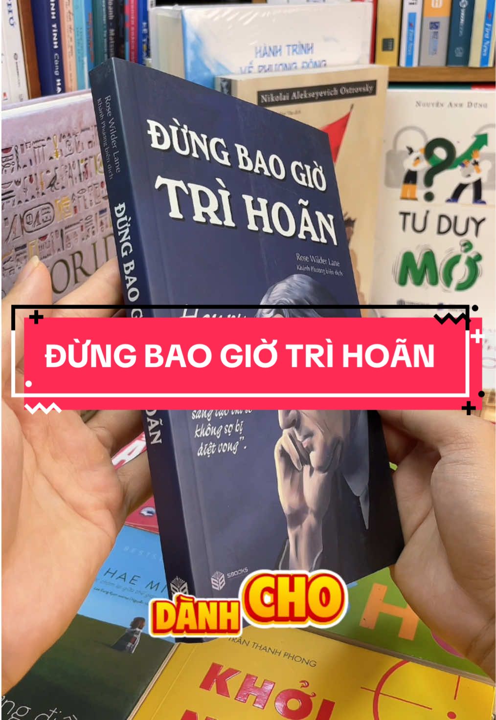“Đừng Bao Giờ Trì Hoãn” Cuốn sách dành cho những ai muốn hành động ngay thay vì mãi chờ đợi! Henry Ford – người sáng lập ra đế chế ô tô Ford – không chỉ thay đổi cả ngành công nghiệp thế giới, mà còn để lại tư duy sống và làm việc đầy cảm hứng. Trong “Đừng Bao Giờ Trì Hoãn”, ông chia sẻ những nguyên tắc sống giúp bạn bứt phá giới hạn, dám nghĩ – dám làm – dám chịu trách nhiệm. Cuốn sách sẽ giúp bạn: 	•	Gỡ bỏ tư duy trì hoãn, sợ sai 	•	Nắm bắt cơ hội ngay khi nó xuất hiện 	•	Biến thất bại thành bài học quý báu để tiến lên Nếu bạn đang mắc kẹt trong vòng luẩn quẩn “để mai tính”, đây chính là hồi chuông đánh thức bạn!#tiemsachbinhyen #BookTok #sachhay #sách #reading #dungbaogiotrihoan 