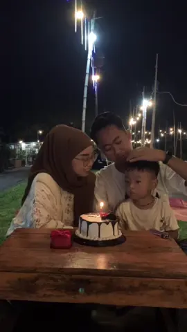 Masyaallah tabarakallah Untuk suami dan anakku ,tak ada yang bisa menggambarkan bagaimana rasanya bersyukur untuk kehidupanku yang sekarang meskipun tidak semua hari hariku baik baik saja Terimakasih ya allah sudah mengirimkan suami dan anakku😍semoga kita akan selalu saling menguatkan @angelturu  