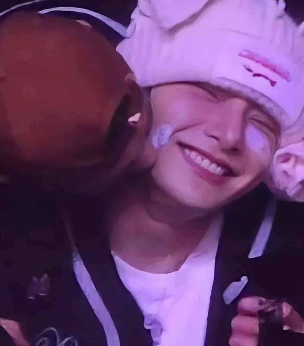 he give KISS 💋 to me 🤎🥟🍞 #straykids #스트레이키즈 #skz #hwanghyunjin #황현진 #hyunjin #현진 #yangjeongin #양정인 #jeongin #정인 #아이엔 #아기빵 #hyunjeong #hyunin #현인 #현양 #양황 #ฮยอนอิน 