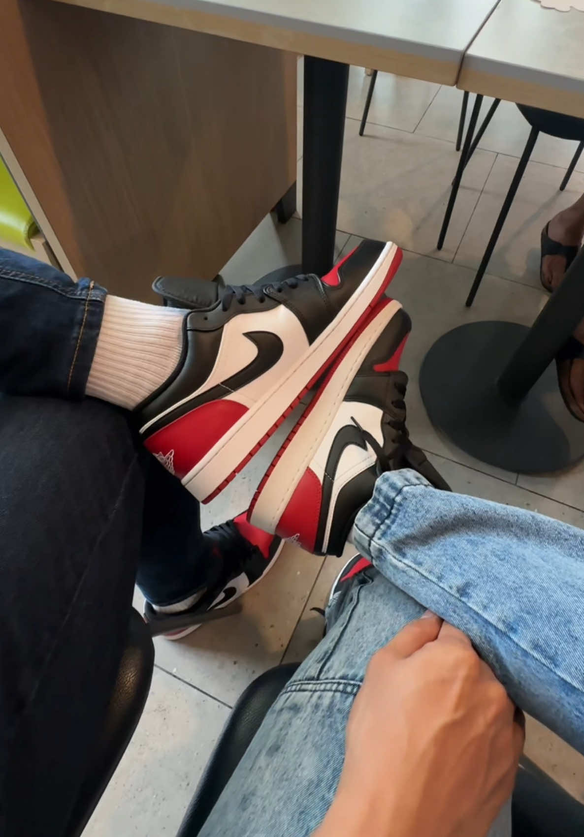 Jordan 1 bred toe @itsme_cess👮🏻 ♥️👟👫 #trending #coupleshoes #jordan1 #fypage #fyp 