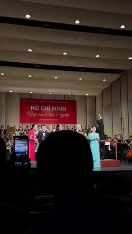 Tốp ca nghệ sĩ NSND Quang Thọ, NSUT Khánh Ngọc, Soprano Phạm Thu Hà, Tenor Trường Linh và Soprano Bảo Yến hát tốp ca 