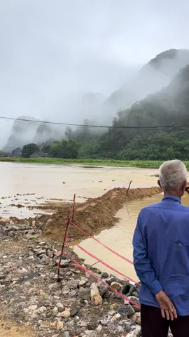Qua đêm nay nữa sáng mai làng tôi chìm trong biển nước 