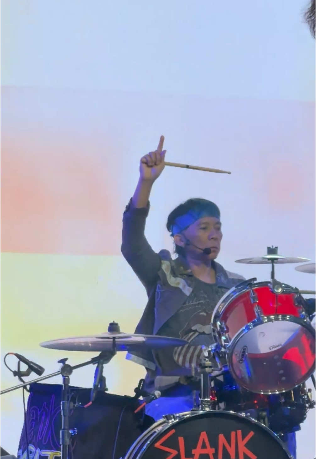 Persembahan untuk Orang Nomor 1-nya Slank, Bunda Iffet di Parle Senayan. Intimate show yang sangat berkesan, thank you buat semua yang udah hadir, sampai jumpa lagi! #Slank #Slankers #1  