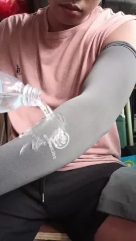 gandaa nito guysss! breathable at napaka comportable sya suotin kaya kung takot ka mangitim mag checkout kana 🤣 #soloeverarmsleeve #waterproofsleeves #uvprotection #fyp #tiktokshop