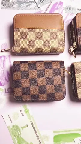 From casual jeans to evening dresses – this wallet blends with EVERY look. #wallet #cardcase 