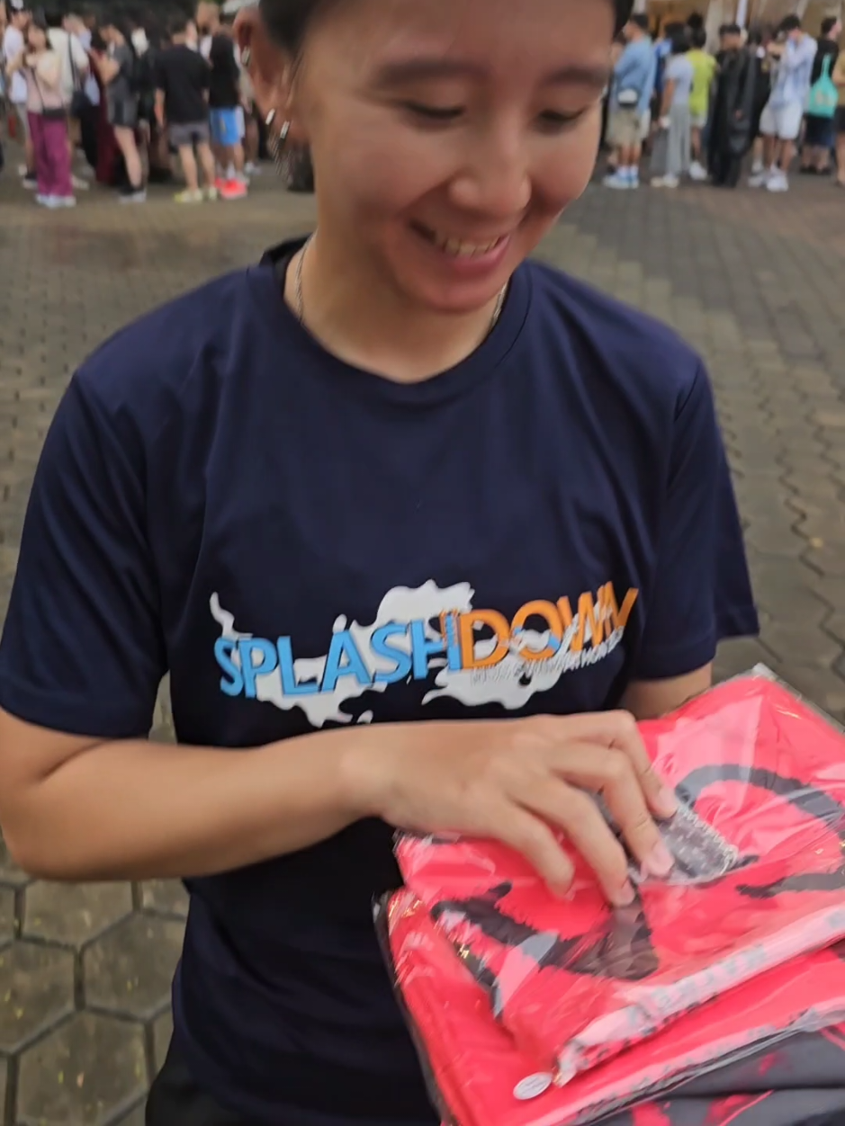 Was lowkey stressing that the merchandise I wanted was going to sell out by the time I reached the counter but thankfully I got the merchandise I wanted 🥰 Also told CH I wanted to film this trend 🤣 Was a little bit too excited about the amount of money I spent on the items 😅 Super thankful to CH for waiting in line with me for such a long time 🤗 @ladygaga #ladygaga #mothermonster #littlemonster #concert #ladygagaconcert #mayhem #mayhemsingapura #singapura #singapore #lioncity #lioncitymayhem #merchandise #tour #tourmerchandise #merchandisehaul #haul #haulvideo  #concertmerchandise #queue #rallytowel #shirt #keychain #fyp #foryou #foryoupage