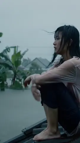 Dia tidak menunggu hujan reda.   Dia hanya ingin seseorang datang,   bukan untuk menyelamatkan…   tapi untuk duduk bersama dalam sepi yang basah. #perempuankuat #banjir #badai #kesepian #videomenyentuh #tiktoksedih #hujan #tiktokinspirasi