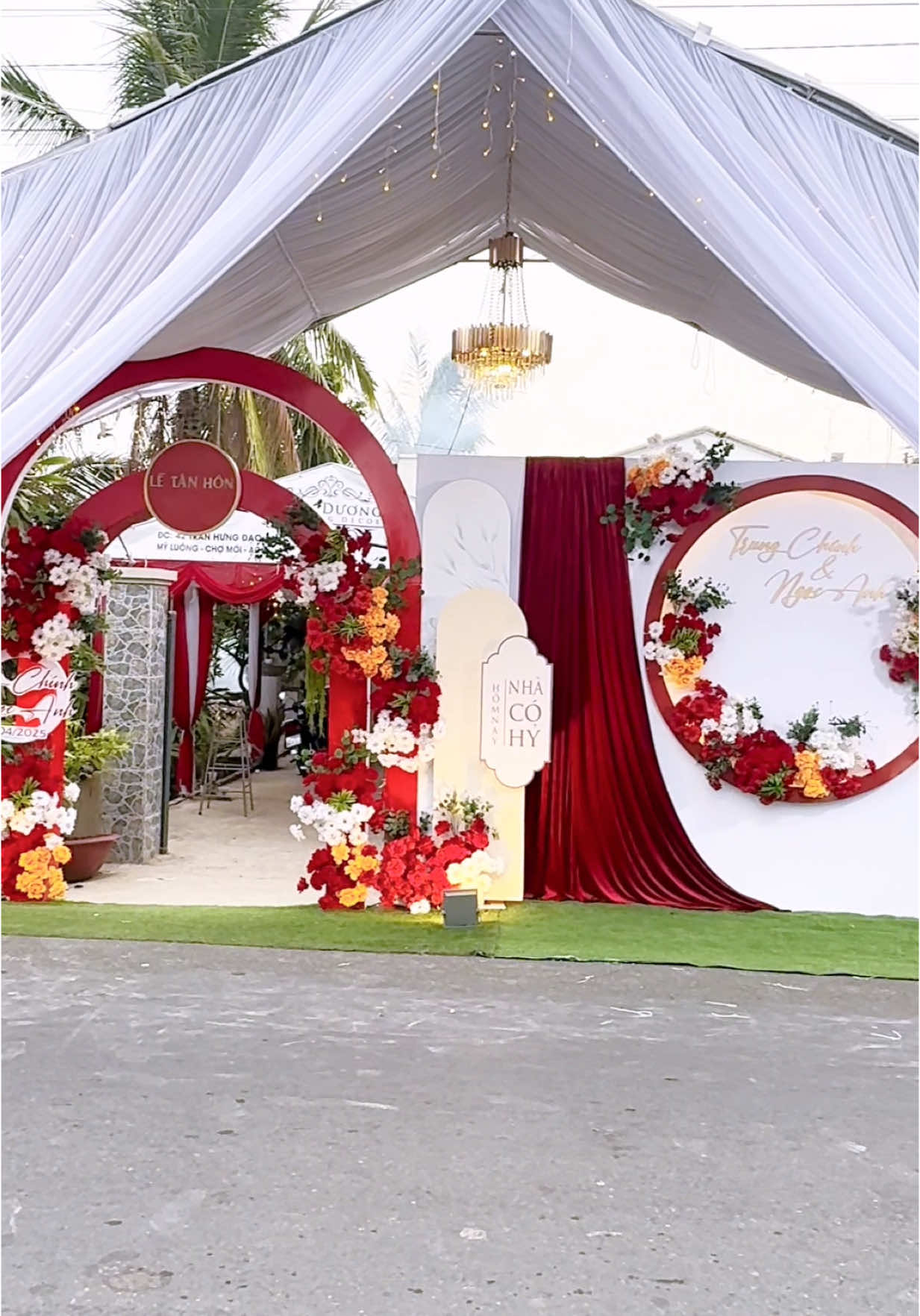 Sân rộng khách nên làm mái che sự kiện ở trên vừa đẹp vừa mát thoải mái đón khách - Tiệc cưới tông đỏ rượu #Dichvucuoihoithaiduong #rạpcướichợmớiangiang #trangtritieccuoiangiang #backgroundcuoi #congcuoidep #weddingdecor #đámcưới 
