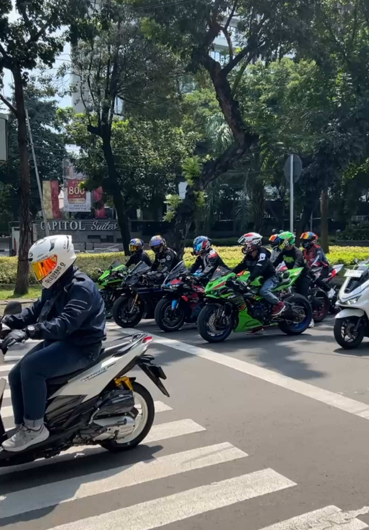 crossplane r1m vs 4 cylinder 😍 . . . . . . . . . . #fyp #fypp #fypシ゚ #kawasaki #yamaha #ducati #ducativ4 #ducaticorse #ducativ4s #ducatilove #kawasakizx #kawasakizx10r #kawasakizx6r #kawasakizx25r #kawasakizx6r636 #kawasakizx636 #zx #zx25 #zx25r #zx25rindonesia #zx25r4cylinder #zx25rr #zx25rmodifikasi #zx25r_4cylinder #zx25r_4cylinder #zx6 #zx6r #zx6r636 #zx636r #zx6r2024 #zx6r636 #zx4 #zx4rr #zx10 #zx10rr #zx10rr #zx10r2021 #z1000 #z900 #z800 #bmw #bmws1000rr #bmwm1000rr #yamahar1 #yamahar1m #yamahar6 #arai #agv #zoj #zxownerjakarta #merdubanget #motogpindonesia #r1m #r1m1000cc🔥🔥🔥 