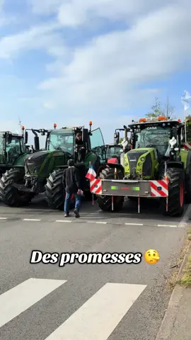 Nous sommes de retour 🚜 #colere #tracteur #agriculture #manifestation #gouvernement #jeuneagriculteur #metier #claas #farmlife #pourtoii 
