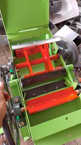 kita coba putar pisaunya setelah selesai dirakit. #mesincacahrumput #mesincacahmultifungsi #foragechoppers #feedcutter #animalfeed 