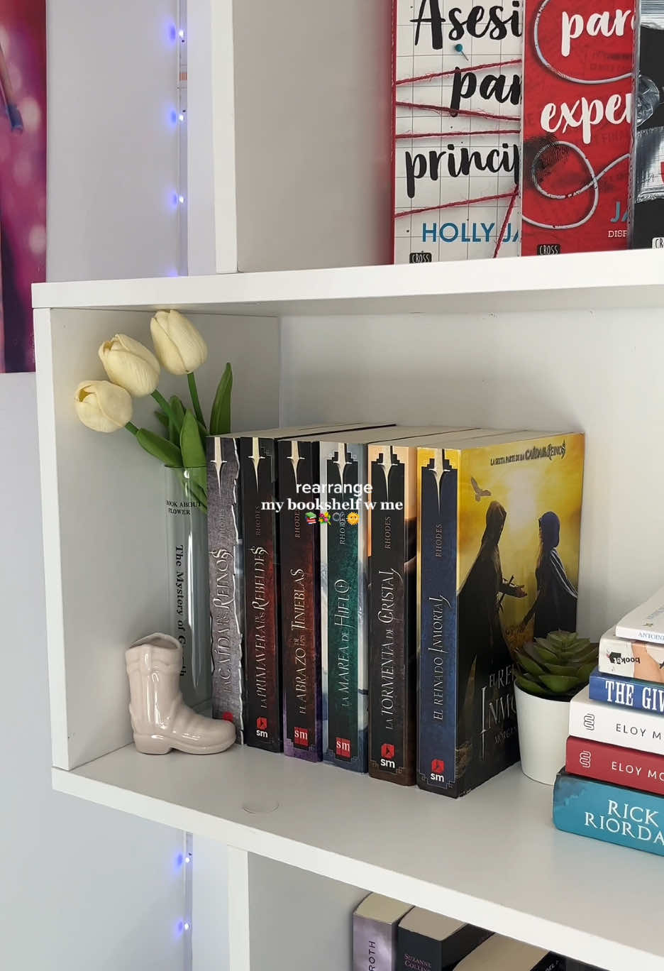 Did you miss me? Cause I missed you 😁💗 #bookshelf #bookshelforganization #bookshelftour #book #cleaning #aesthetic #cleangirl #thatgirl #byymarga #inspo #inspiration #realistic 
