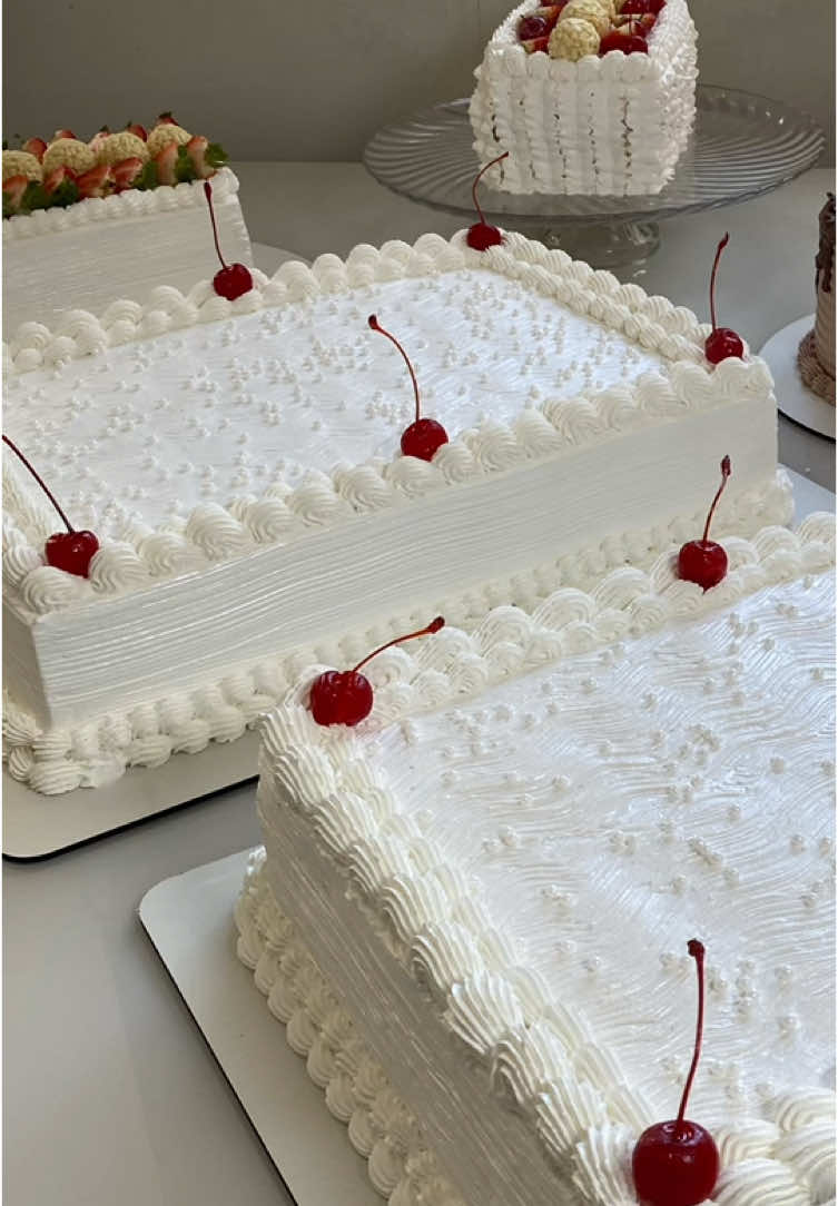 Oi amigos, me acompanhem nessa decoração de bolo de corte para um casamento.  Sabor: Ninho com chocolate  Forma 36x26 #bolodecasamemto #bolo #bolodecasamento #noiva #casamento #decoracaobolo #fyp #confeitariadesucesso #chocolate 