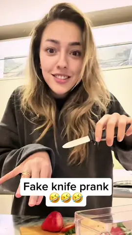 Fake knife prank 🤣🤣🤣 #scared #scarecam #scareprank #prank #virral #trending #fun #funnyvideo #foryoupage #fyp #jumpscare #couple #viralvideo #scare #challenge #family 