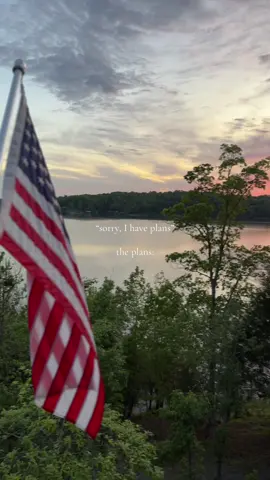 Have a lovely Sunday, friends 🇺🇸 . . . . #homeinspo #cozyhome #lakehouse #dreamhome #tudor #homegoals #newbuild #newconstruction #waterfronthomes #memorialdayweekend #lakelife #lakeday #relax #weekend #sundayreset 