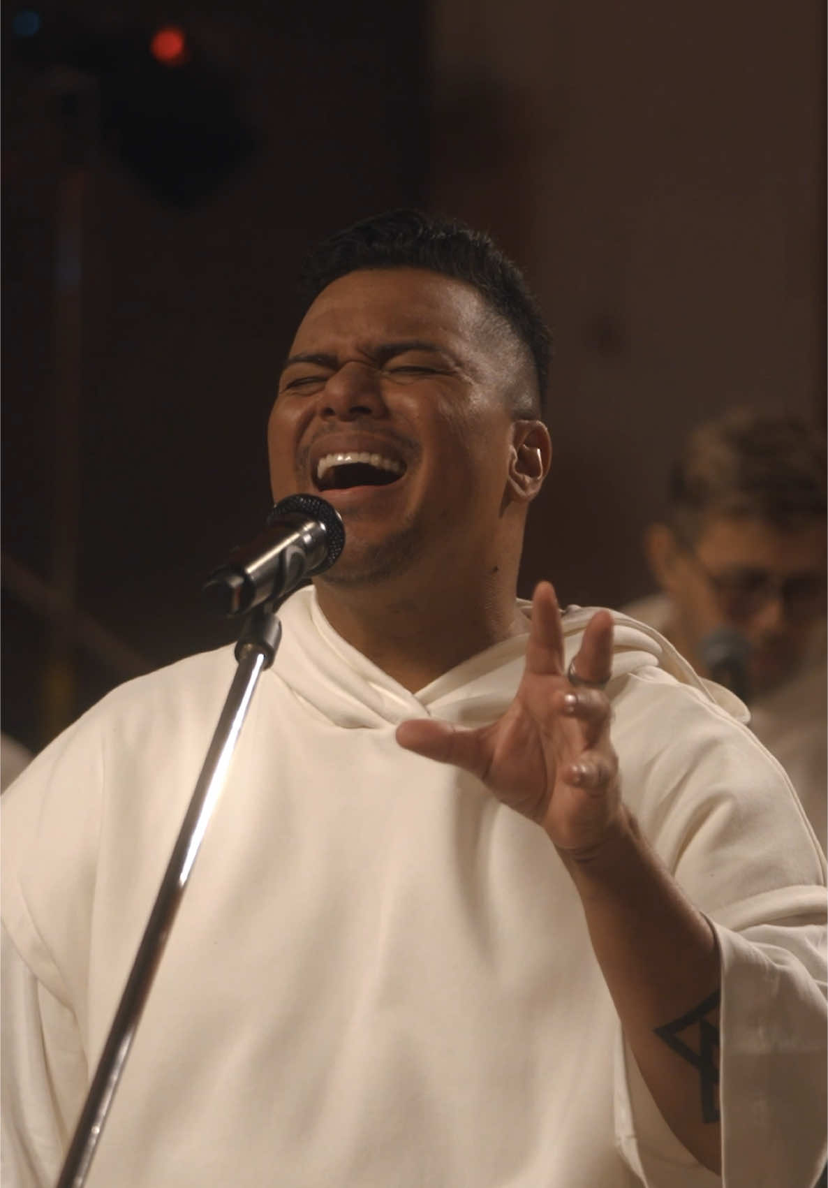 Olhe pro lado, estarei por lá … 🎶 O clipe de ‘Lucidez’, tá disponível pra vocês assistirem e se emocionarem com a interpretação desse clássico do @grupofundodequintal. 🥹🤍