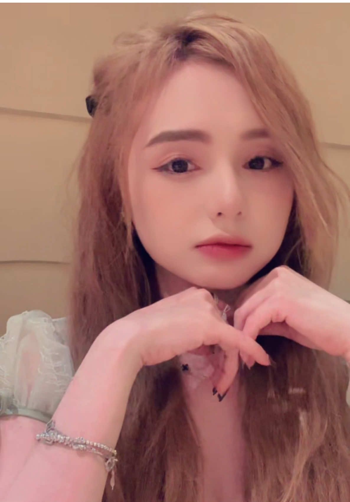 Giờ mà có anh bên cạnh thì hay biết mấy...